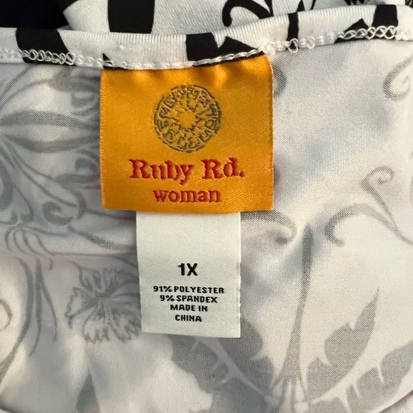 Soft shimmery tulip-sleeve blouse - Picture 3 of 3